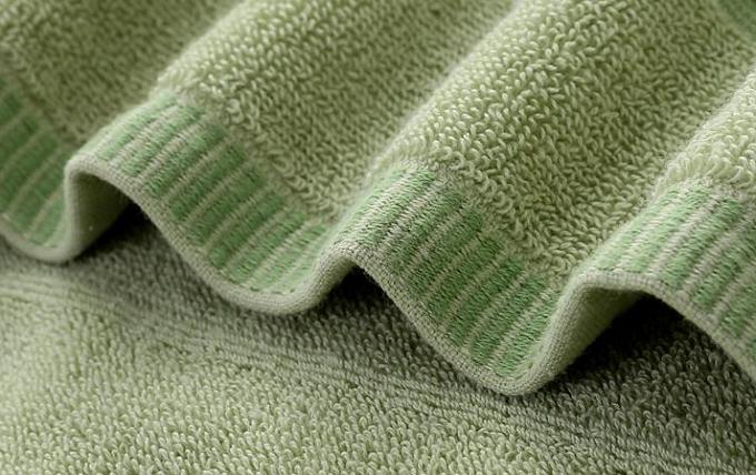 O algodão absorvente de duas partes bordou toalhas de prato para grupos simples dos presentes